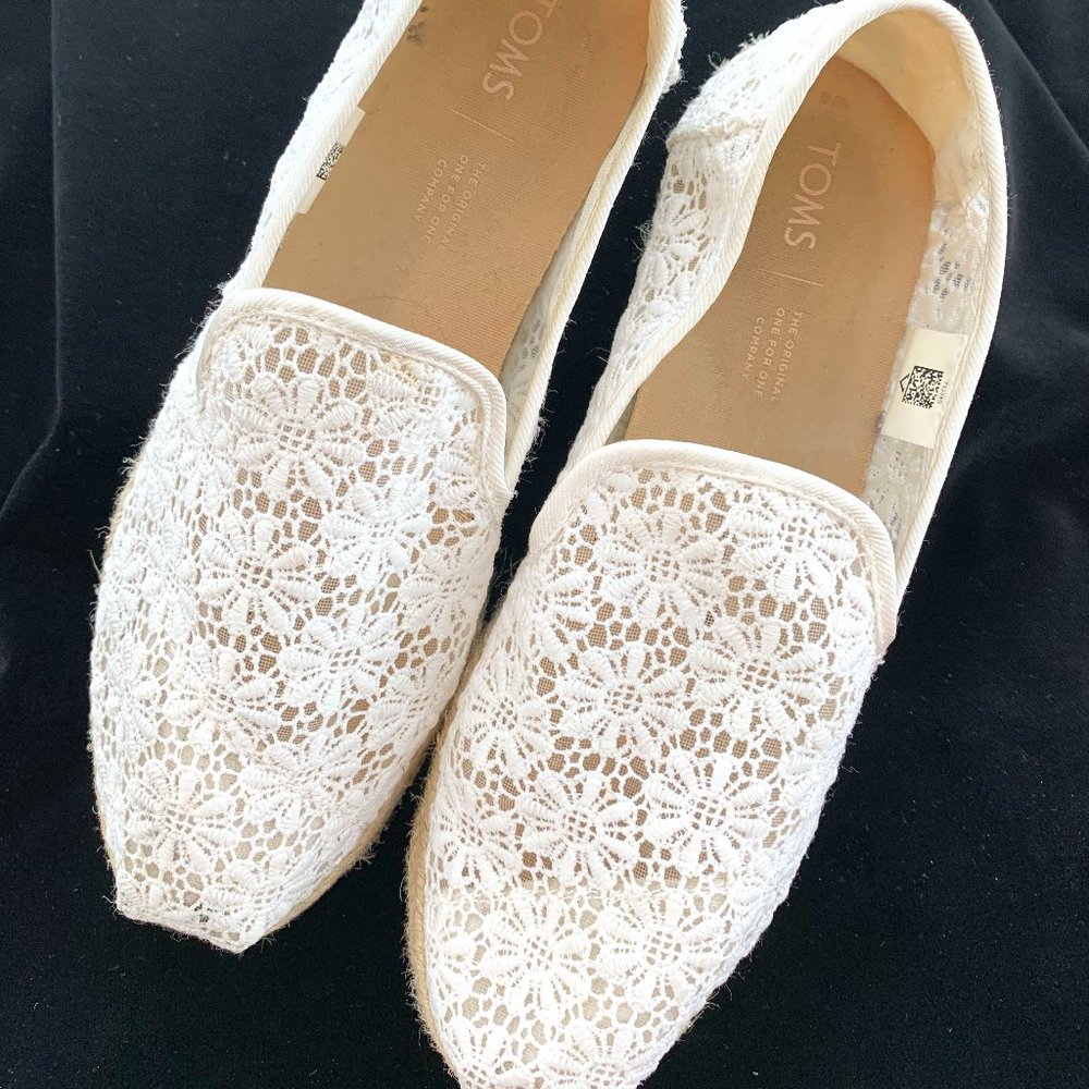 Toms Lace Loafer size 9N in cream